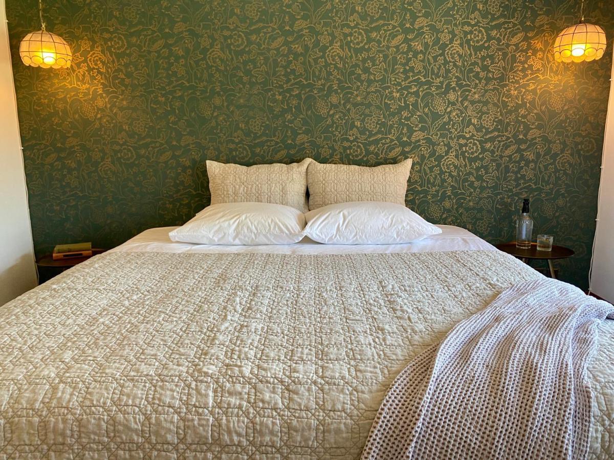 Mount Tom House Bed & Breakfast Harrisburg Room photo